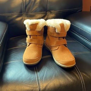 Orthofeet like new camel brown sueded, faux fur-lined boots. Never worn outside